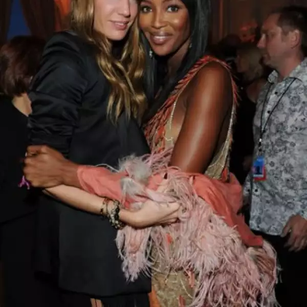Naomi Campbell posó cariñosa con Bianca Brandolini.