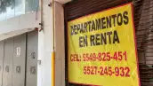 Letrero de Se Renta departamento en la fachada de un negocio en la CDMX.