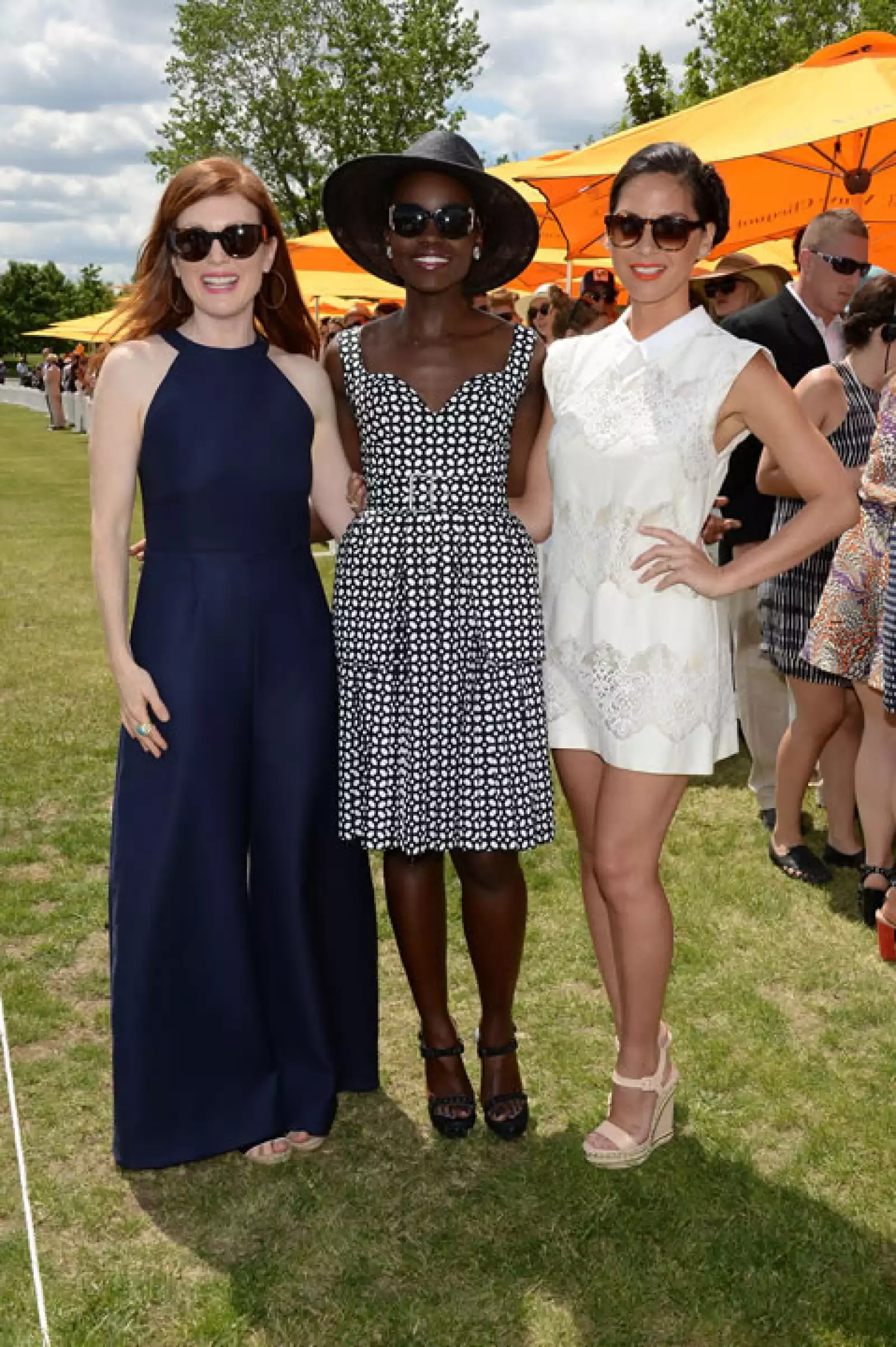 Julianne Moore y Lupita Nyong´o lucieron espectaculares con outfits estupendos para un día de mucho sol.
