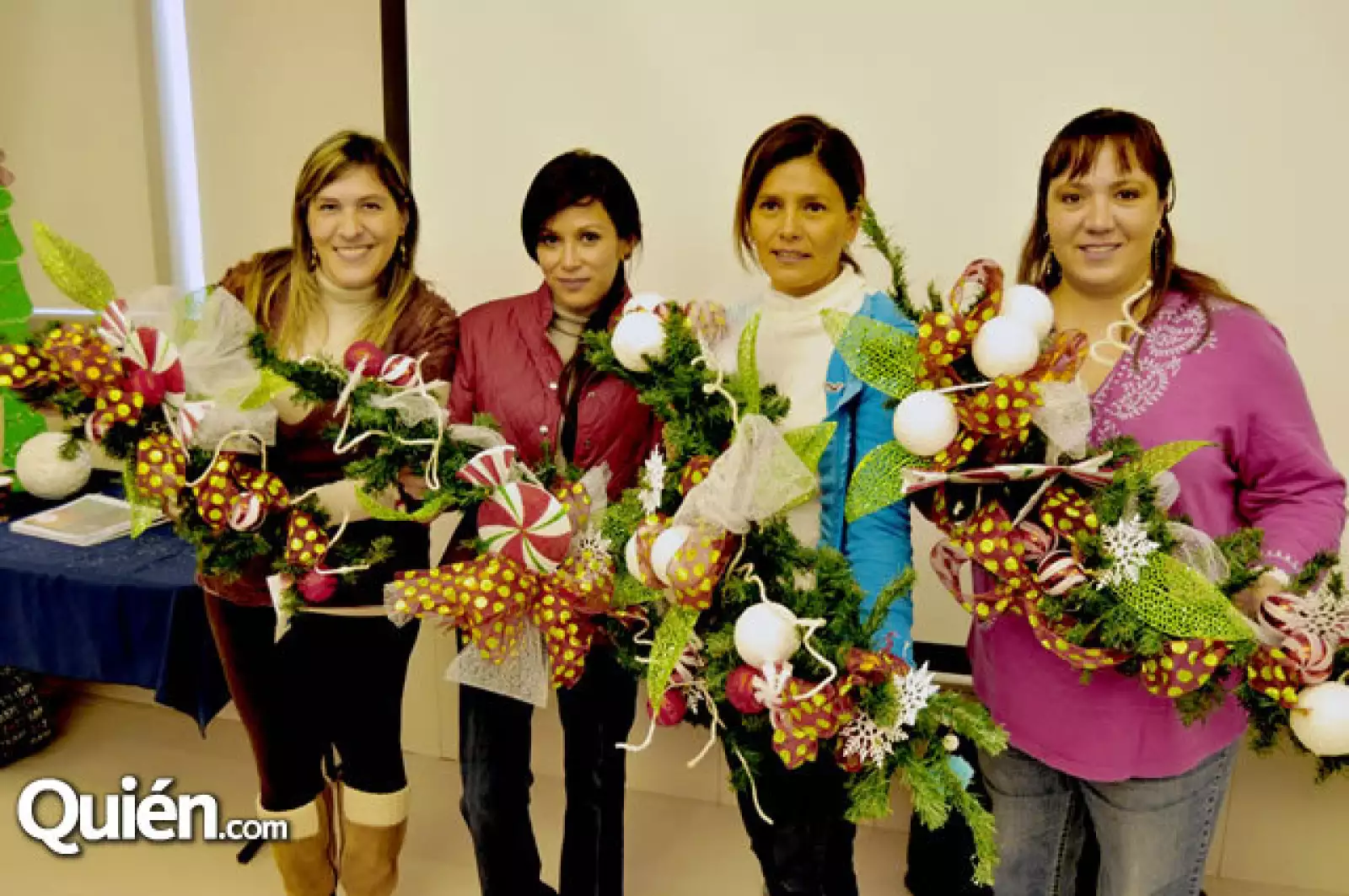 Esthela Villarreal da plática de decoración navideña