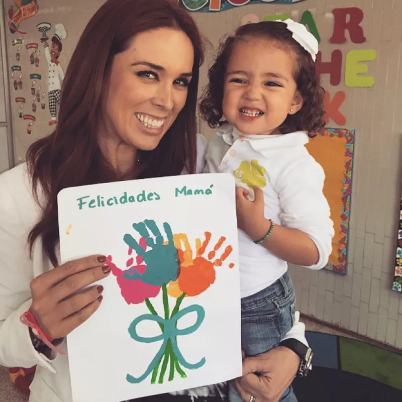 Este viernes la conductora acudió al festival del Día de las Madres del colegio de su hija, quien además de una tierna felicitación también regaló a mamá una graciosa sonrisa.