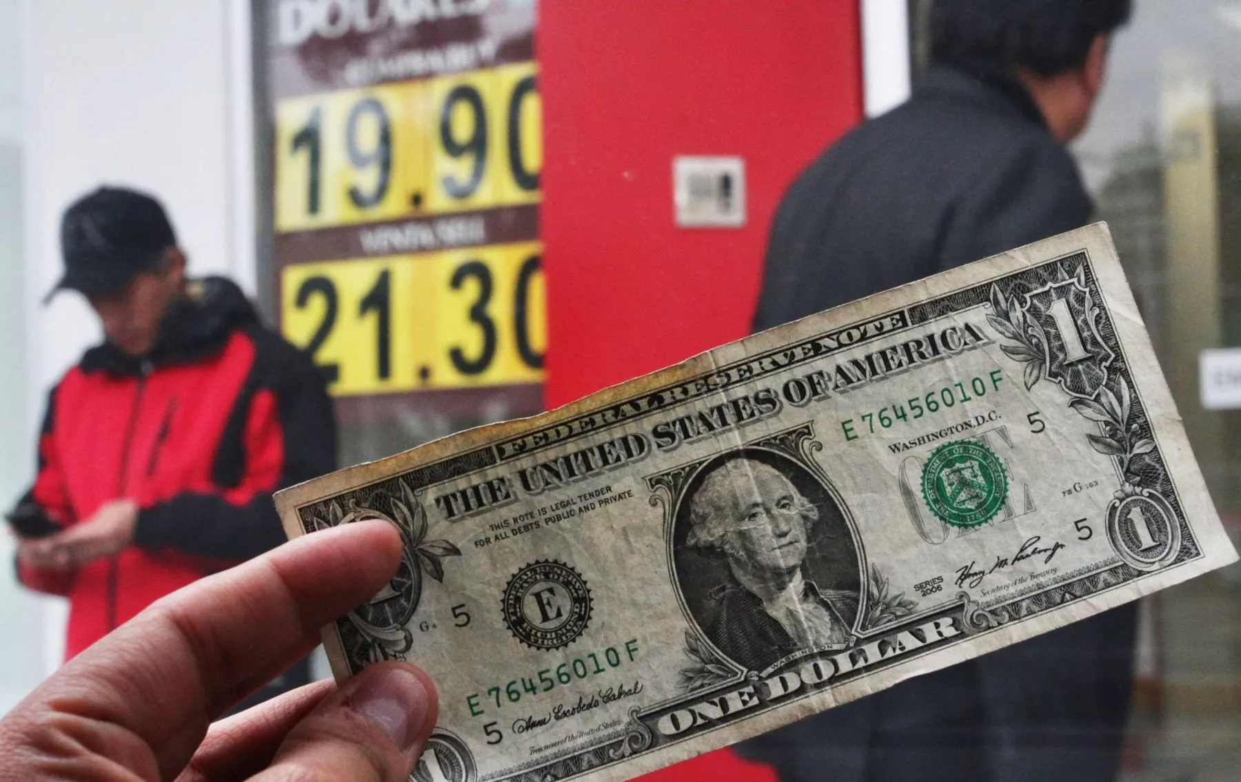 Peso cierra con ganancias frente al dólar