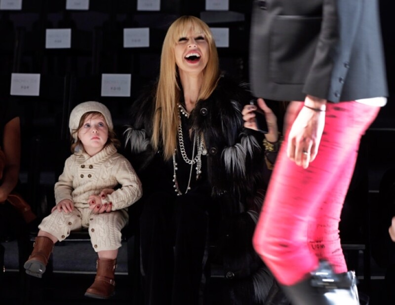 Rachel Zoe tomando el brazo de su hijo Skylar.