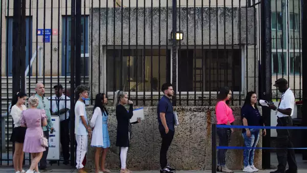 Personas esperan en una fila para entrar en la Embajada de Estados Unidos en La Habana.