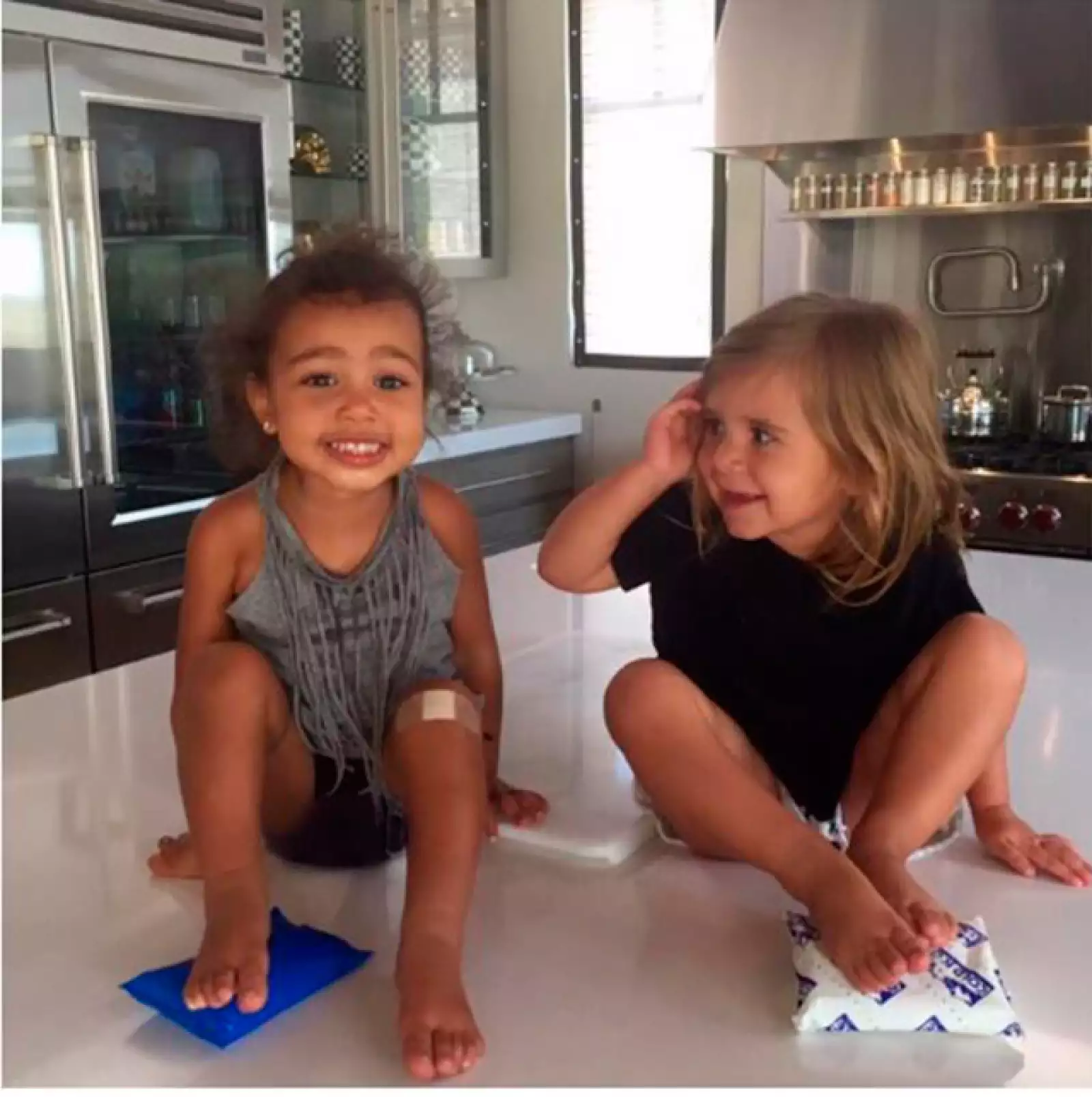 Kim Kardashian compartió esta enternecedora imagen de la gran relación que hay entre su hija y su sobrina.