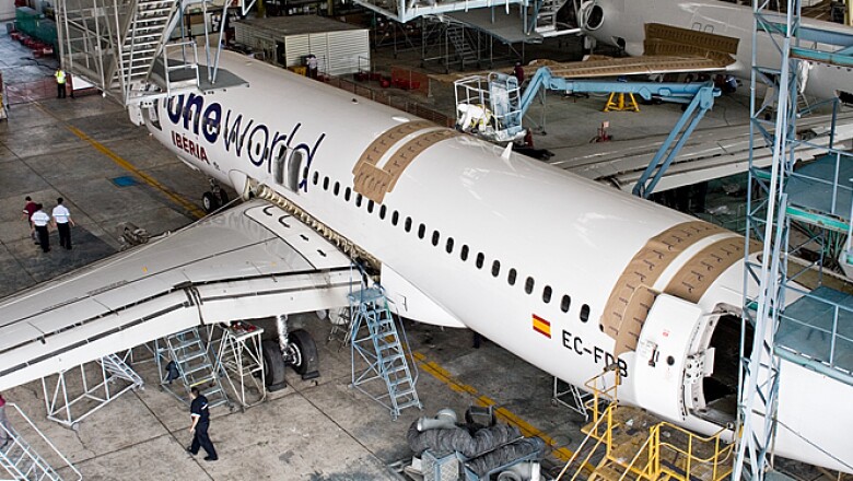 Los aviones suelen estar de 10 a 25 días en servicio de reparación, todo depende de lo que se haga o las piezas remplazadas.