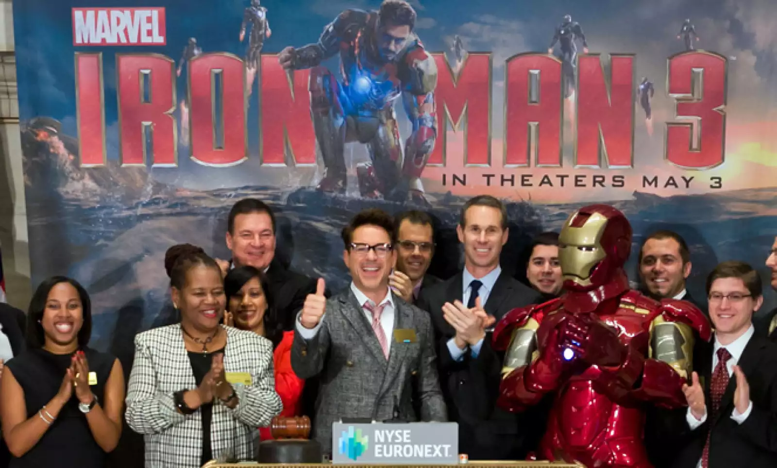 Iron Man y el actor Robert Downey Jr acudieron a la apertura del mercado en Nueva York.