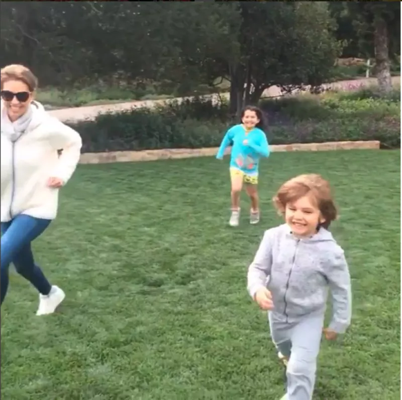 En un video compartido por la cantante mexicana, aparecen Matthew y Sabrina quienes, de un tiempo para acá, han crecido considerablemente.