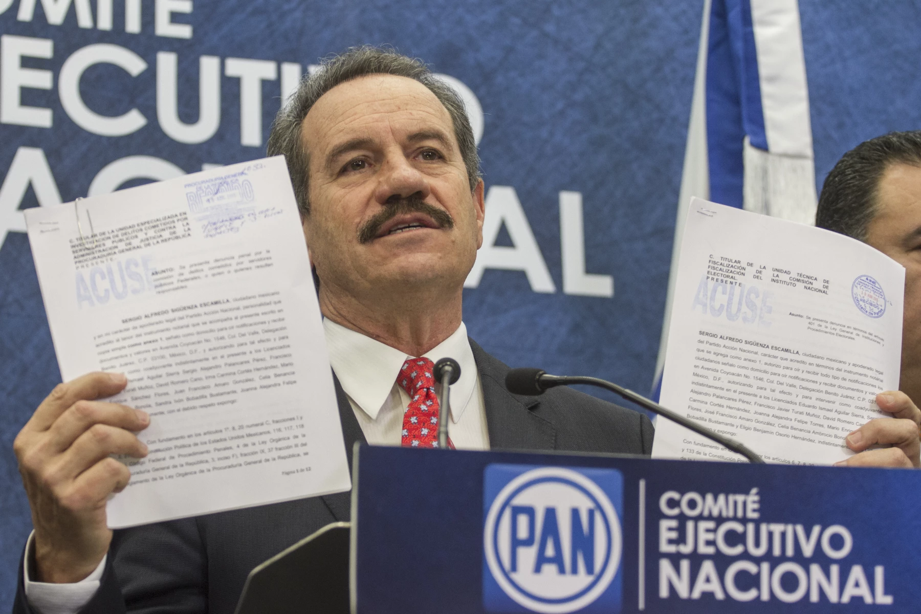 Renunció al PAN al no obtener la candidatura y competirá como independiente.