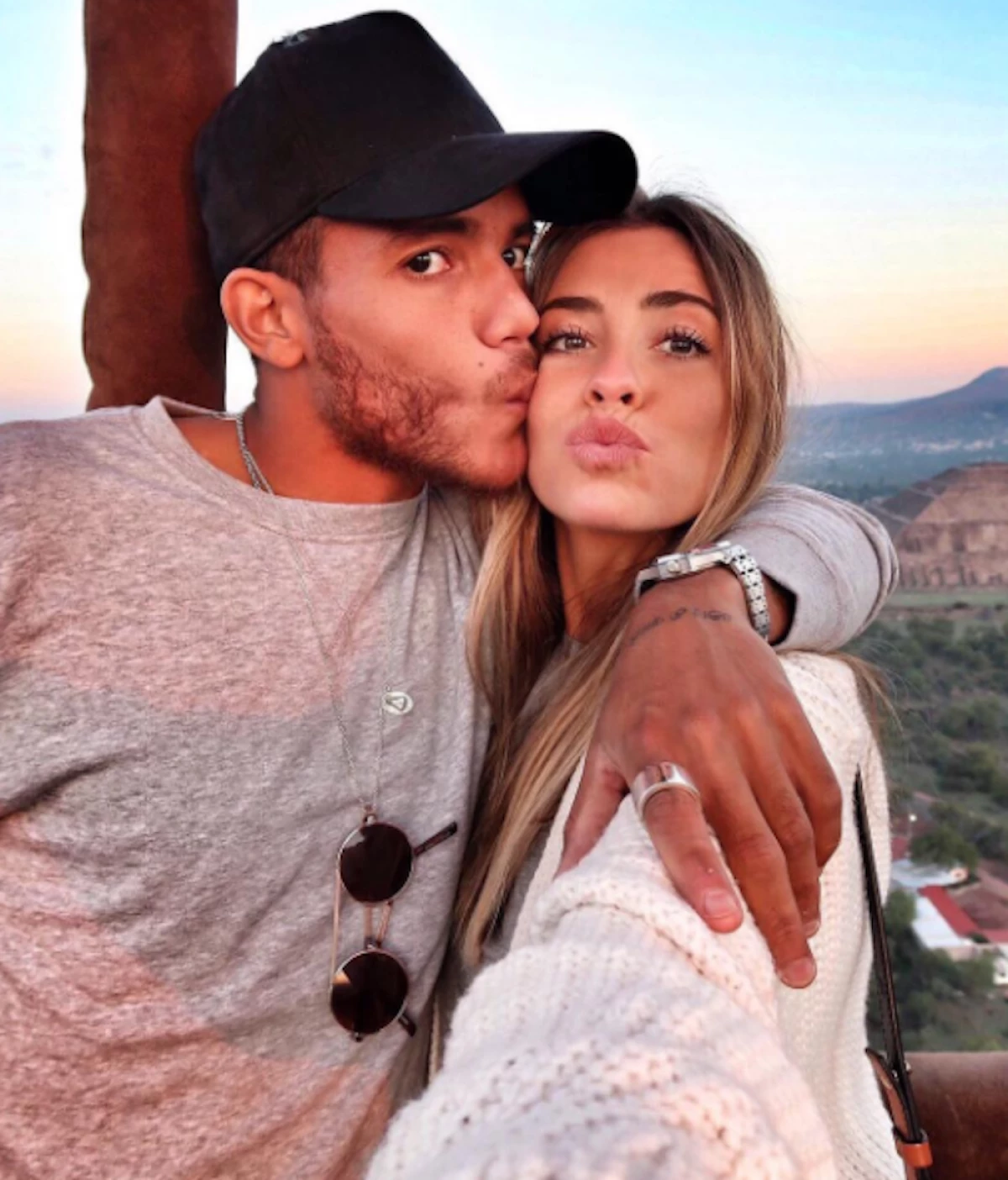Jonathan dos Santos y Marta Carriedo