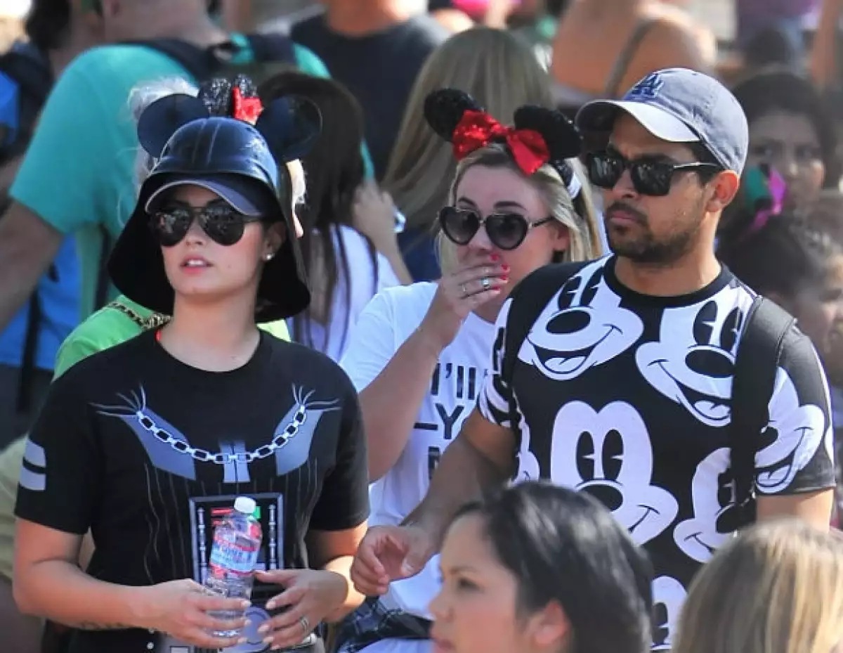 Como parte del cumpleaños de la cantante, la pareja disfrutó de una divertida y romántica tarde disfrutando de los juegos mecánicos y dejaron ver que posiblemente ya están comprometidos.