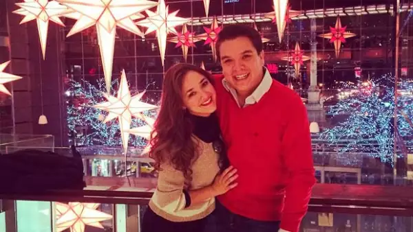 La recién casada recientemente viajó a NY para acompañar a su esposo a compromisos laborales y presumió por la ciudad cosmopolita lo enamorada que está.