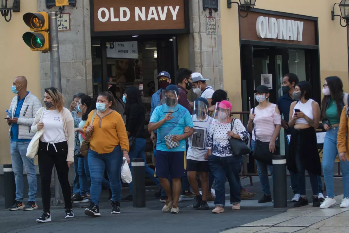 La capital está al límite de llegar al semáforo rojo de la pandemia de Covid-19, esto tras el aumento en casos de contagios diarios y de hospitalizaciones, la Jefa de Gobierno llamó a la ciudadanía a reforzar las medidas sanitarias.