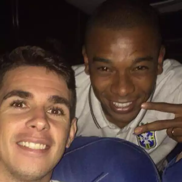 El brasileño Oscar posa junto a Fernandinho en el autobús de la selección de Brasil.