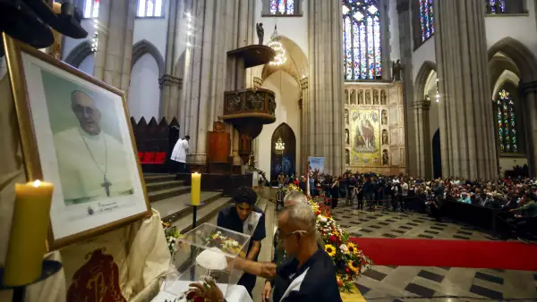 ¿Qué hace y qué funciones tiene el papa en la Iglesia Católica?