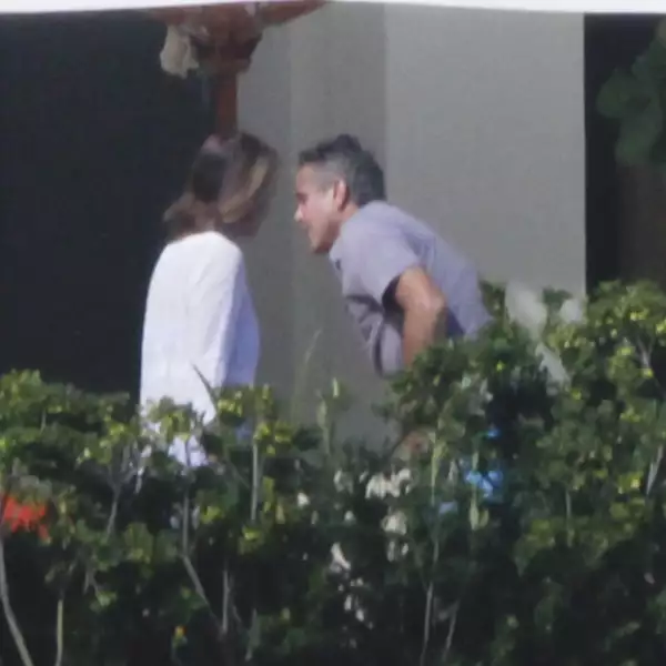 George Clooney y su novia Stacy Keibler almuerzan con Cindy Crawford y Rande Gerber durante unos días de descanso en Los Cabos, México.