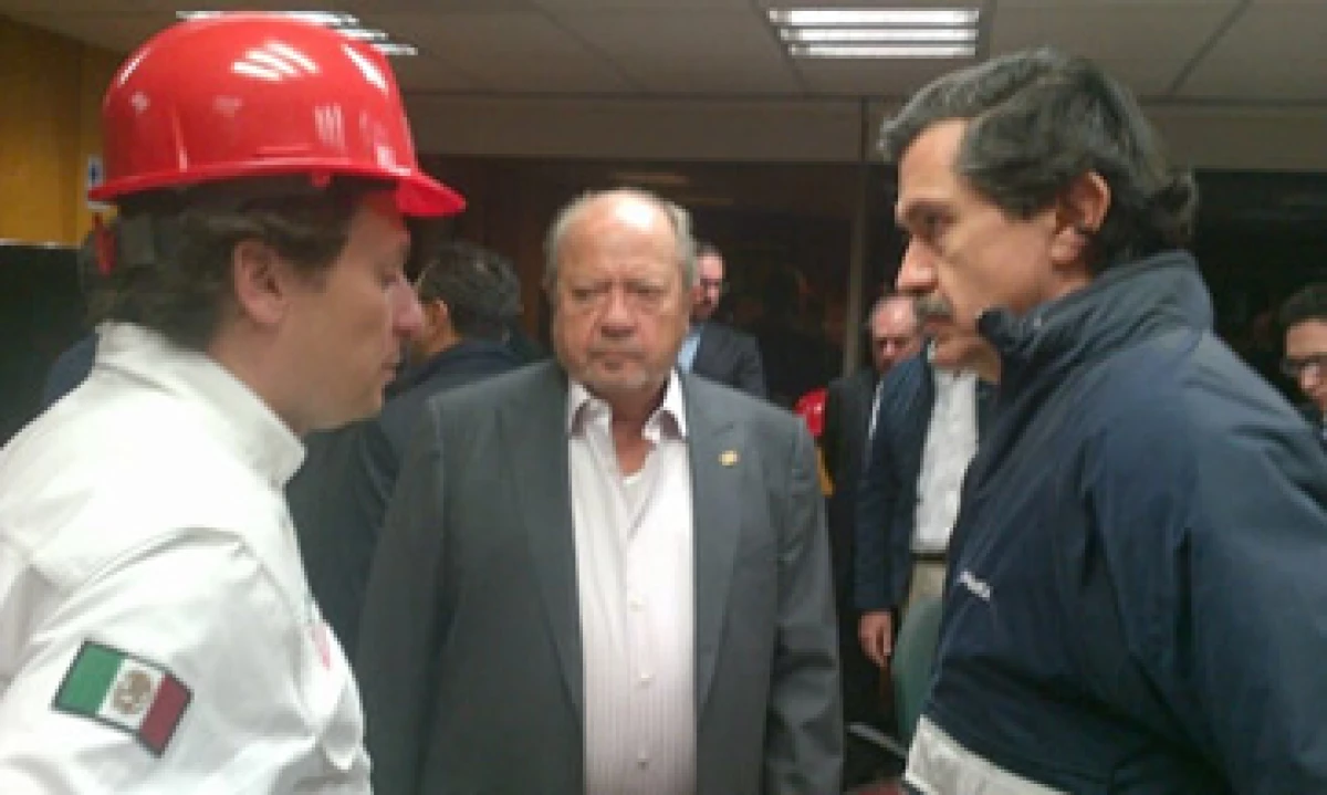 El director de Pemex, Emilio Lozoya Austin (izq) realizó el jueves un recorrido en la torre de Pemex tras el siniestro. Al centro Carlos Romero Deschamps, secretario general del sindicato petrolero. (Foto tomada de twitter.com/pemex)