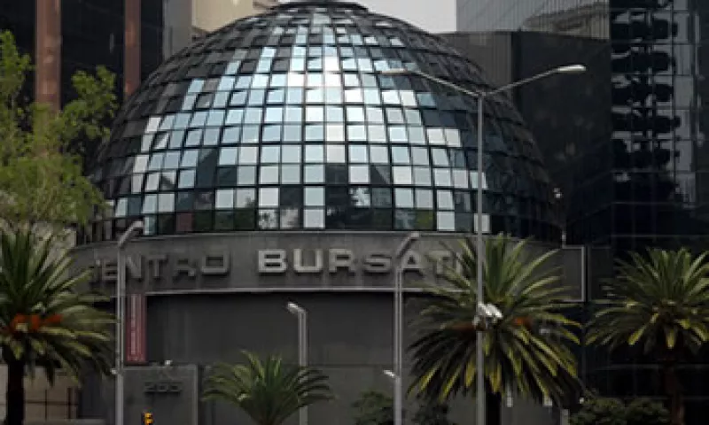 Pese a que el mercado accionario ha presentado un desempeño defensivo, analistas dicen que no se puede aislar de la volatilidad internacional. (Foto: Notimex)