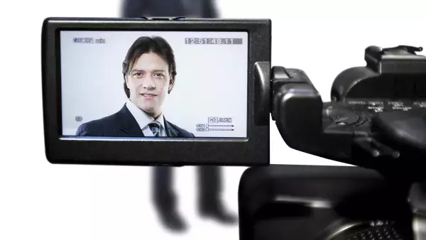 Uno de los elementos que utiliza Rodrigo Herrera en la fórmula del éxito de Genomma Lab son los múltiples anuncios en televisión de su compañía. (Foto: Carlos Aranda / Mondaphoto)