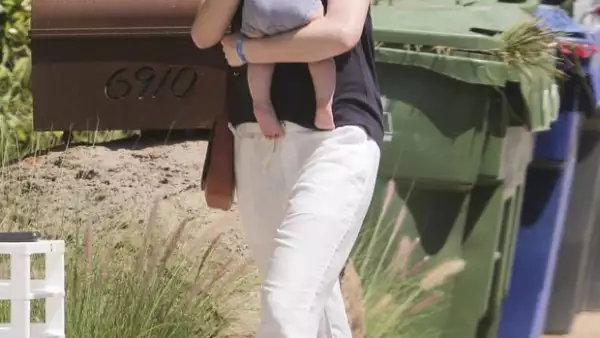 Aunque la actriz es muy celosa de su vida privada, los fotógrafos pudieron captar recientemente al pequeño Jonathan, quien está a punto de cumplir cuatro meses.