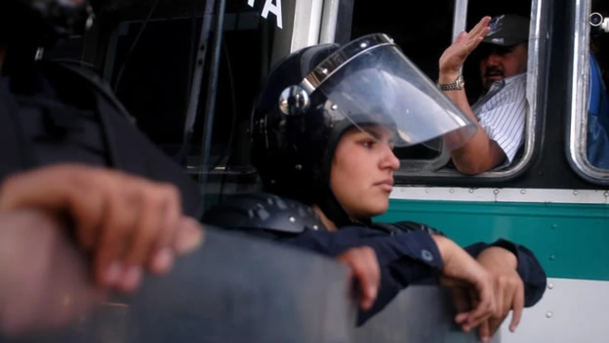 Agentes de la policía femenil