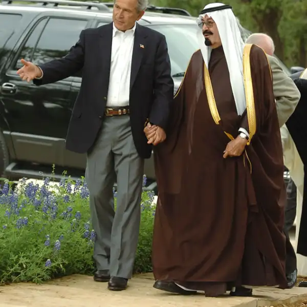 El rey Abdullah de la mano del ex presidente de Estados Unidos, George W. Bush, cuando lo llevó a conocer su rancho en Texas.