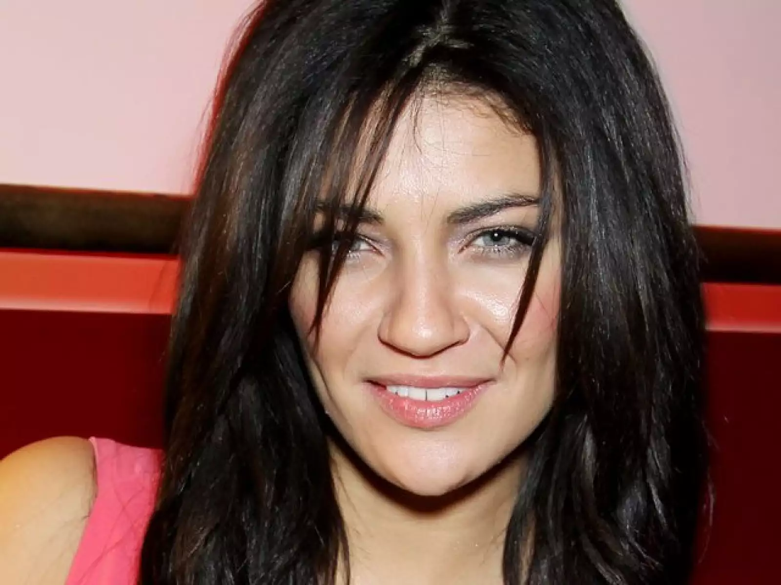 Con su cabello oscuro y sus ojos verdes, Jessica Szohr confunde a propios y extraños sobre su verdadero origen.