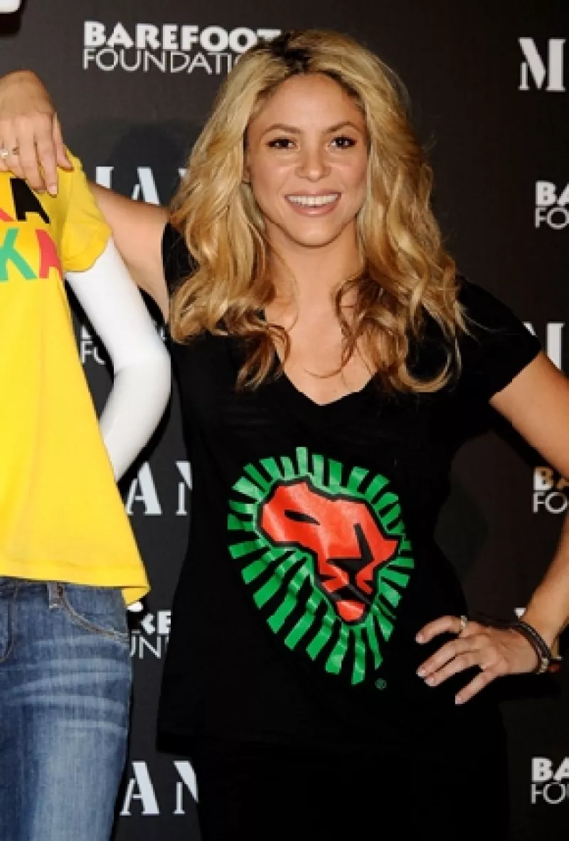 La cantante viajó hasta España para presentar las playeras solidarias que ayudó a diseñar, las cuales están inspiradas en el Mundial de Sudáfrica 2010; además se prepara para participar en Rock in Rio