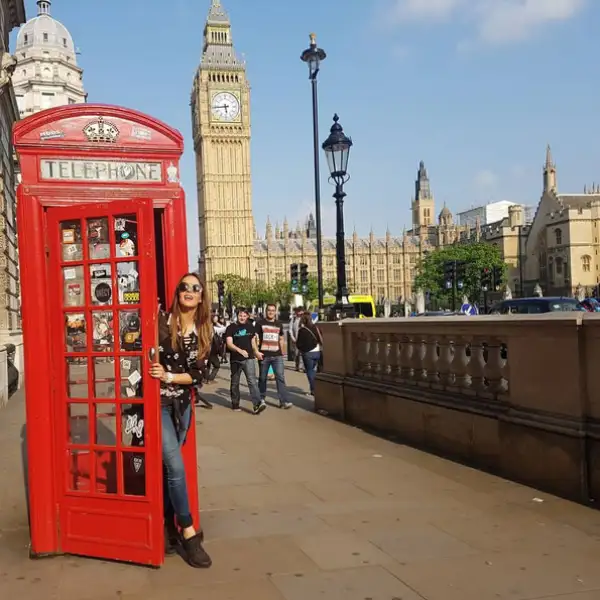 La actriz se tomó las típicas fotos en su estancia en la capital inglesa.