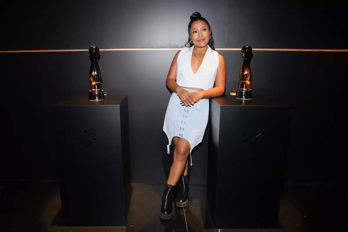 Yalitza Aparicio con un top sin mangas color blanco. 