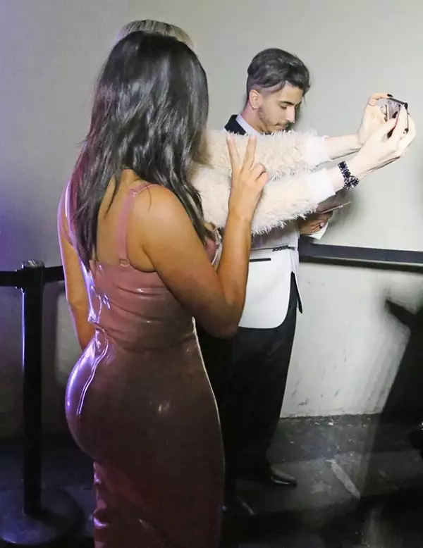 La socialitpe presentó su nueva fragancia en este diseño de Atsuko Kudo.