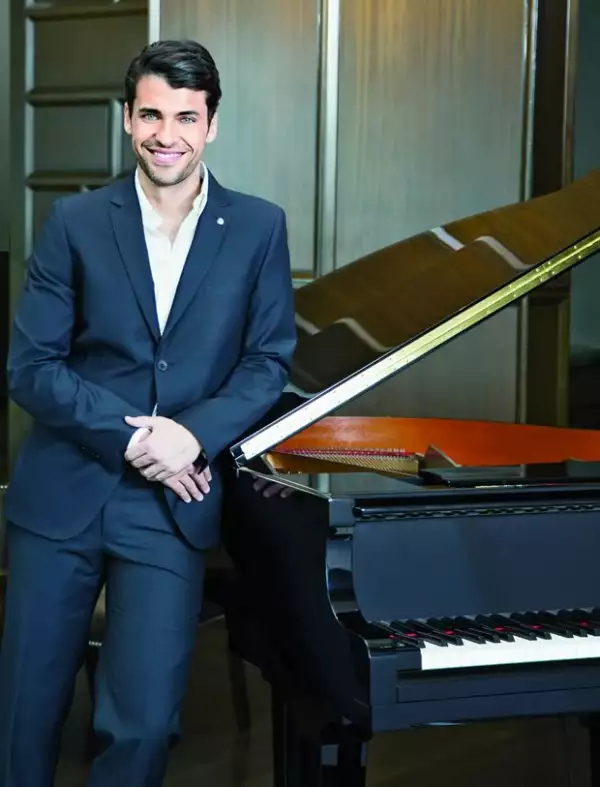 Admira a los pianistas Vladimir Horowitz y Alfred Cortot. Entre los contemporáneos a Murray Perahia, Nelson Freire, Philippe Cassard.