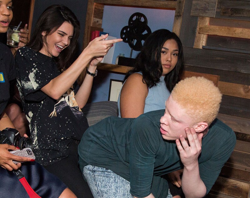 No pararon de bailar, la modelo disfrutaba mucho los divertidos bailes del modelo Shaun Ross.