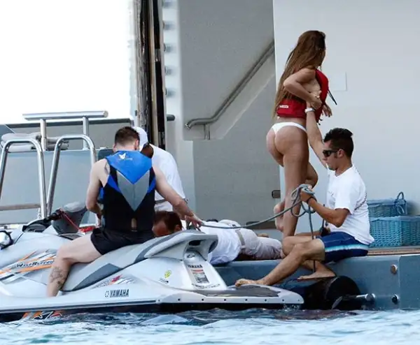 Antonella lució su famosa figura en un sexy biki blanco.