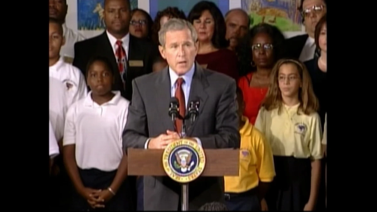 Presidente George W Bush en su discurso desde escuela de la Florida anunciando los ataques terroristas a Estados Unidos
