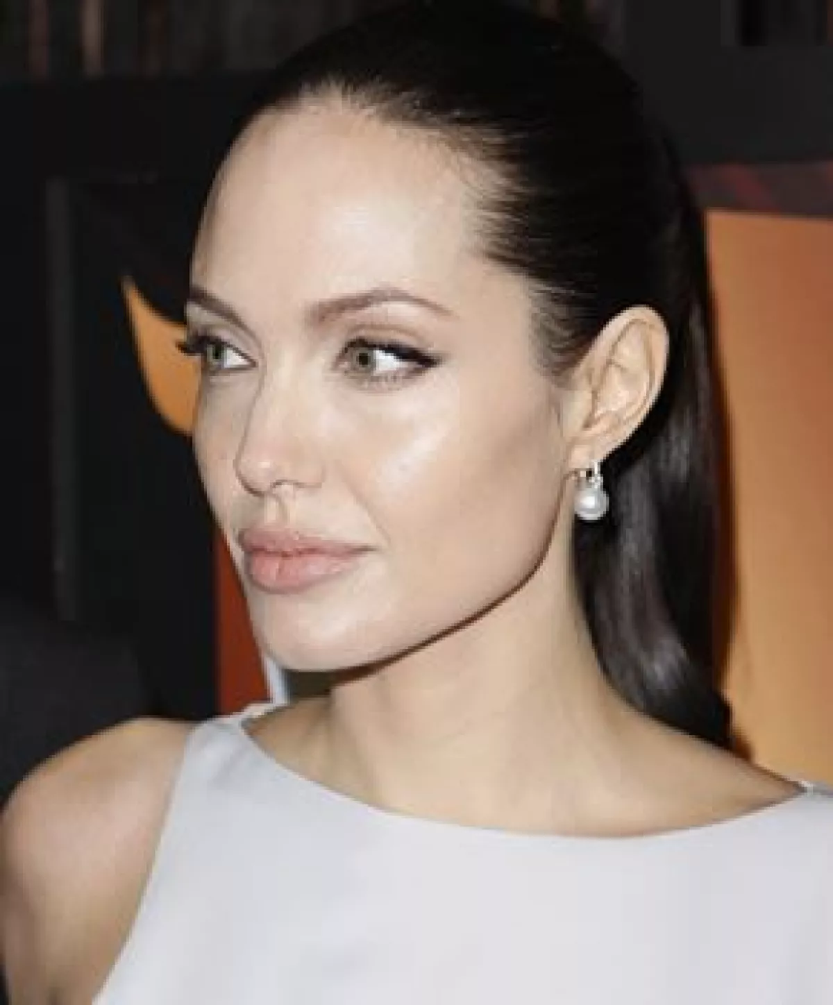 Deja de envidiar a Angelina Jolie y sigue estos trucos para unos labios llenos y saludables.