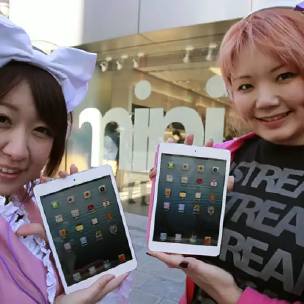 Este viernes comenzó en Japón la venta de la iPad Mini, la nueva tableta de Apple. Fans de la marca en la tienda de Ginza en Tokio.