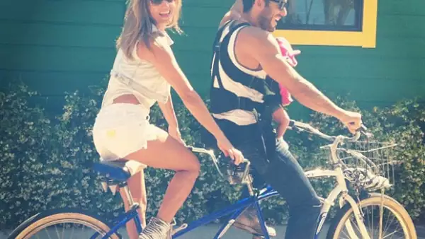 Los recién estrenados como padres no pierden el tiempo y se mantienen activos realizando múltiples actividades, ahora los vimos muy divertidos en un paseo en bicicleta con la pequeña Erin.