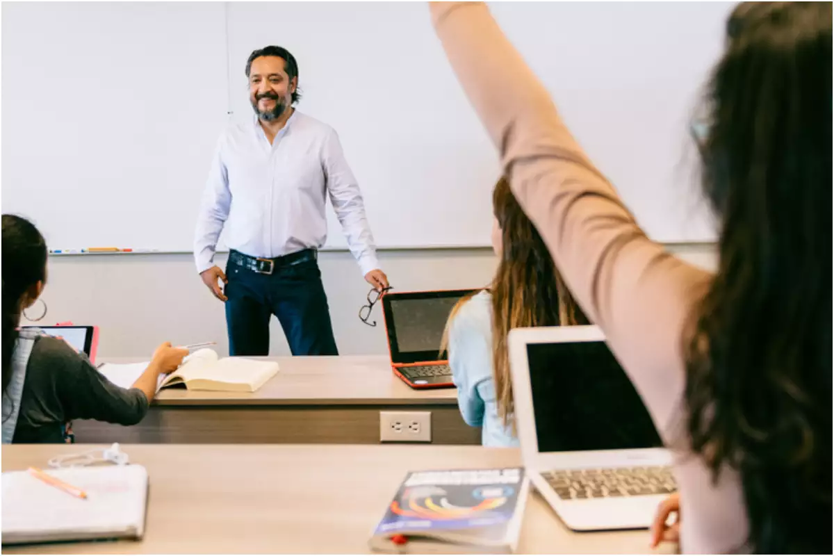 Estudiantes y maestro en clase