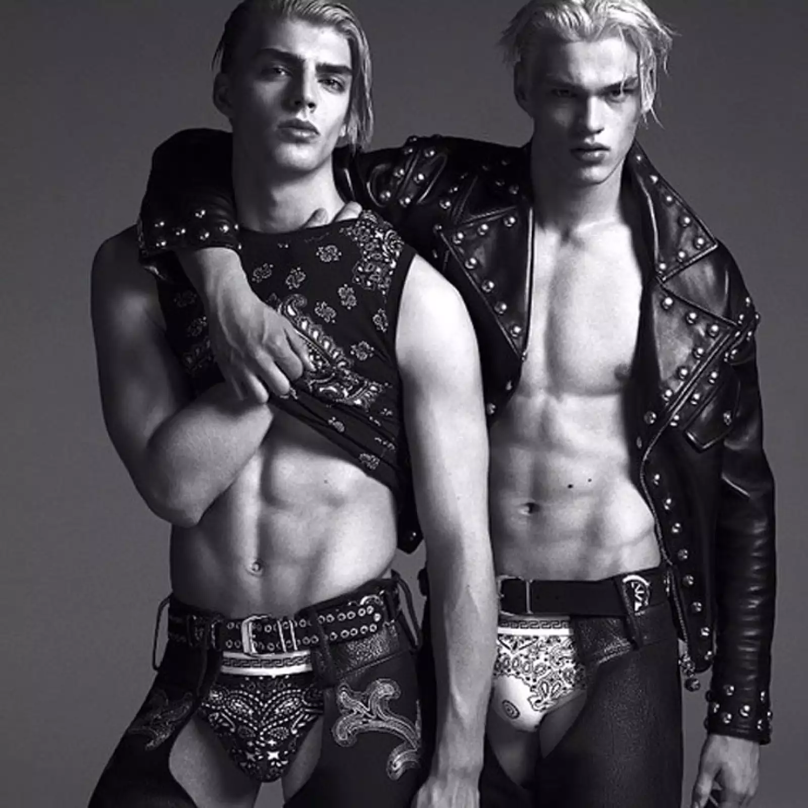 Versace siempre ha sido muy partidario con la temática gay y sus fanáticos reciben su ropa con los brazos más que abiertos.