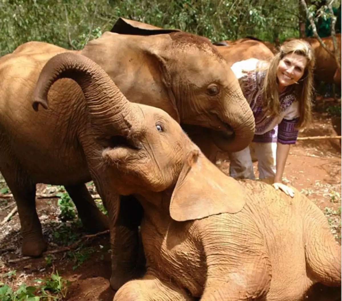 Montse demostró su conocido amor por los animales en su viaje a Africa.