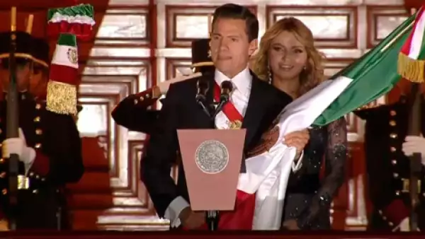 La esposa de Enrique Peña Nieto le dio su propio toque a su outfit para ir ad hoc a las fiestas patrias.