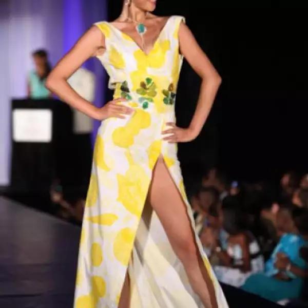 Jingyao Wang, de China, presumió pierna con este vestido largo amarillo con una gran apertura. Ella eligió una pequeña corona para complementar su vestuario.