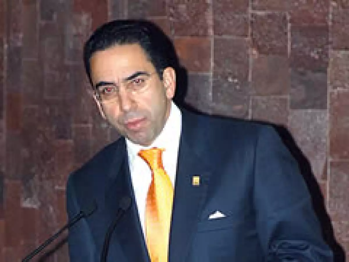 El secretario del Trabajo, Javier Lozano, dijo que las empresas de Slim hacen cobros excesivos a la población. (Foto: Notimex)