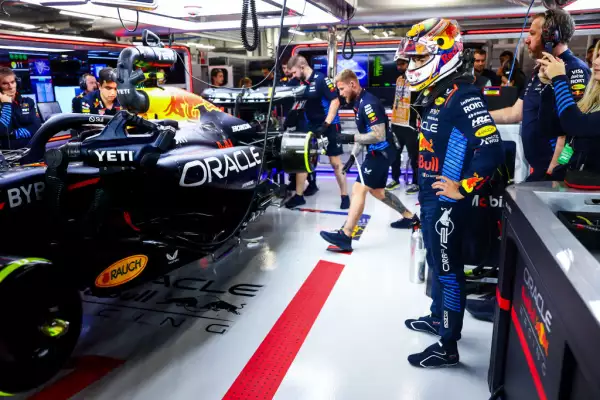Foto de Sergio Pérez en el garage de Red Bull Racing en el GP de Qatar 2024.