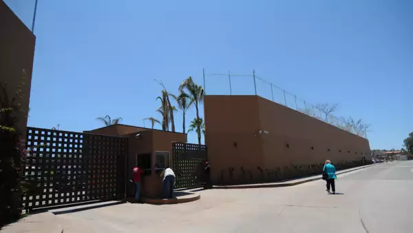 Fachada de la casa de Jorge Hank Rhon ubicada en el Hipódromo de Agua Caliente en Tijuana, Baja California.