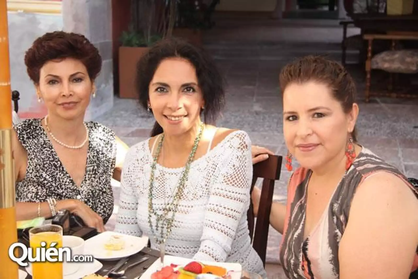 Victoria Mejia,Emma García Madrid,Lupita Mediola