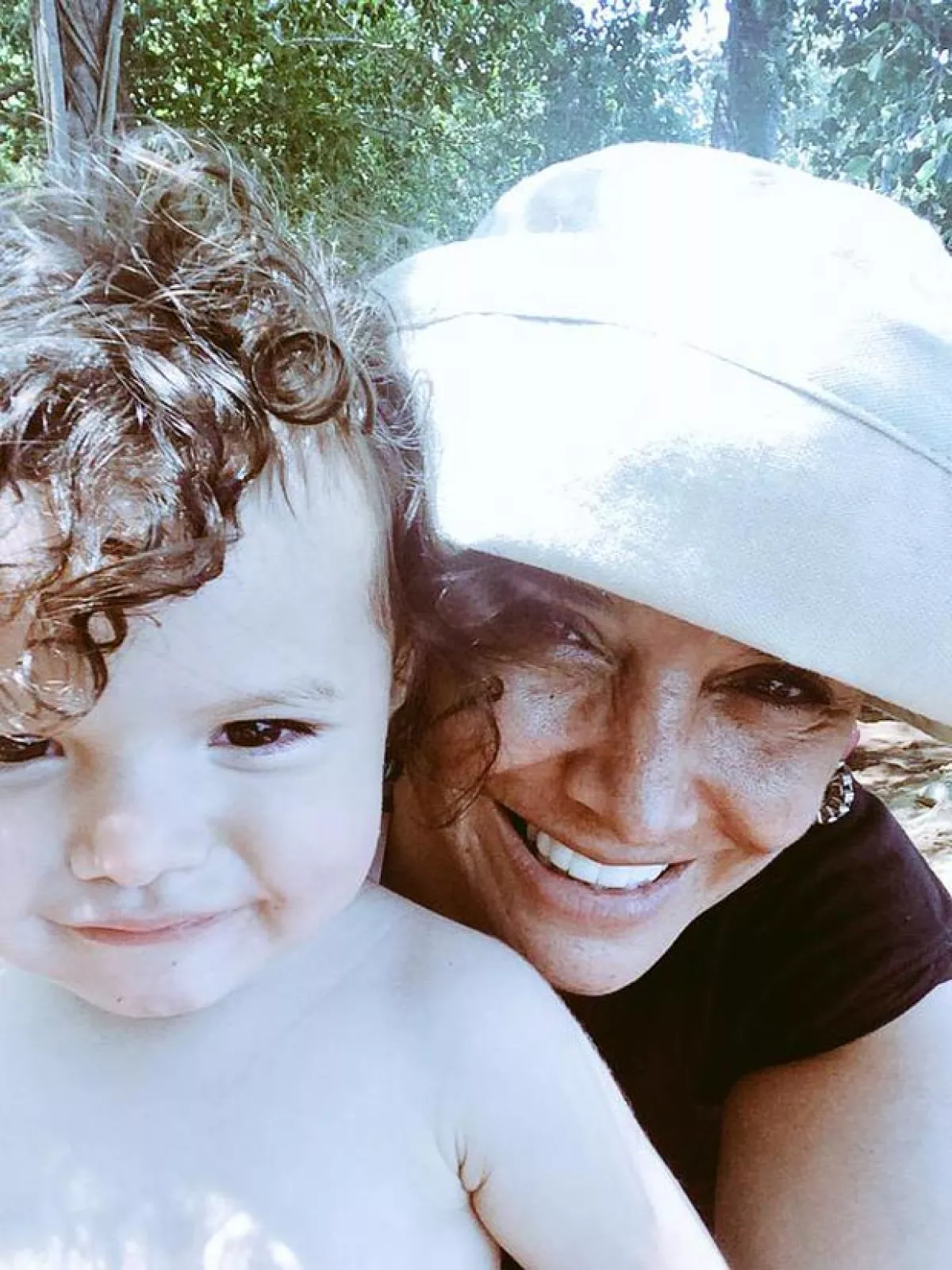 Según cuenta Mayra en su experiencia como mamá de la hija de su fallecida hermana, ha sido muy benéfica, especialmente por contar con el apoyo de su familia, quien la recibió con los brazos abiertos.