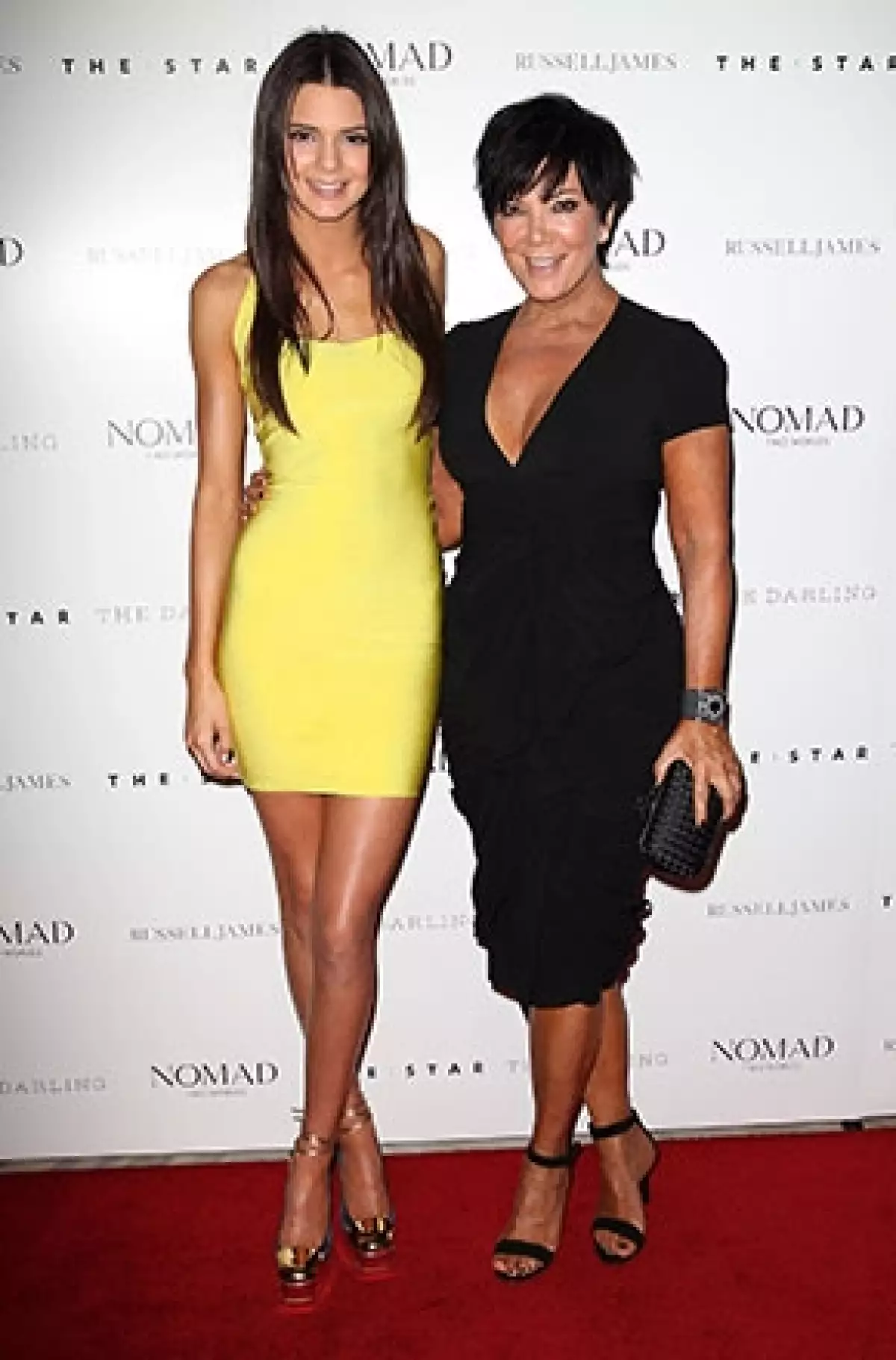 La matriarca del clan Kardashian defiende a su hija de los rumores que afirman que le aventó dinero a la cara a una mesera.