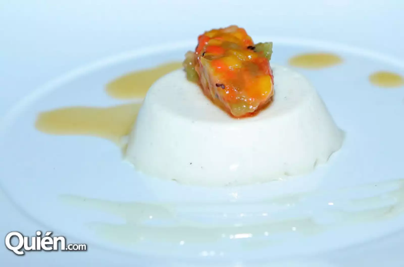 Panna cotta de vainilla con brunoise de frutas tropicales